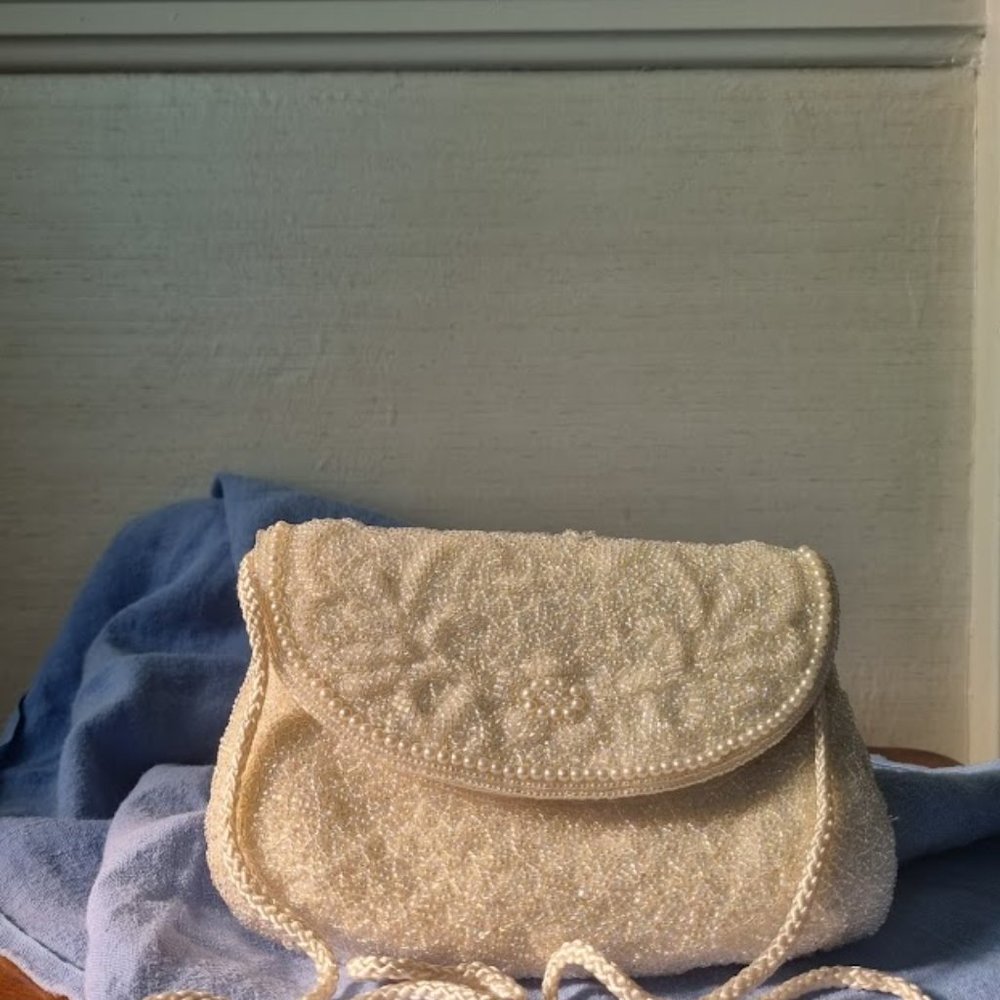 Carla Marchi white beaded evening purse. Elegant and Beautiful. Excellent Con.